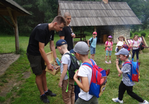 Chłopcy wyjmują skarby ze skrzyni skarbów.