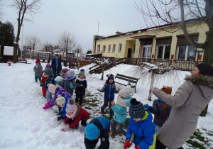 Dzieci robią śnieżki