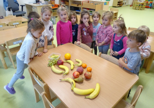 Dzieci oglądają owoce