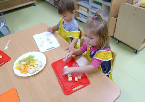 Dzieci kroją banany nożem