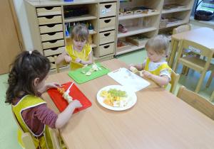 Dzieci nakładają owoce na patyki