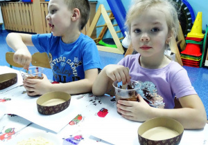 Dzieci mieszają czekoladę