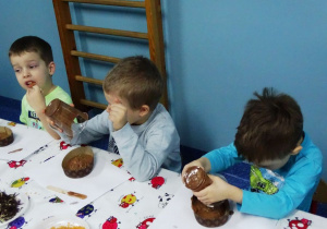 Chłopcy przekładają czekoladę