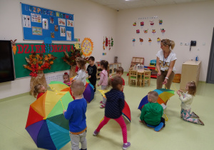 dzieci grają na parasolach