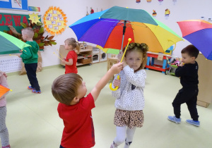 Dzieci tańczą z parasolami