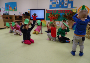 Dzieci tańczą do piosenki
