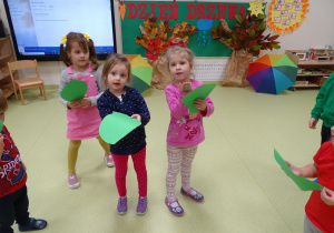 Dzieci trzymają liście