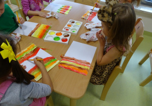 Dzieci malują kolorowymi farbami9