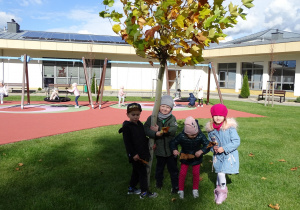 Dzieci przytulają drzewko