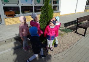 Dzieci przy drzewku