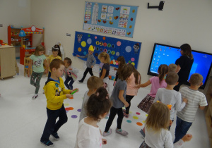 Dzieci tańczą wokół kolorowych kółek