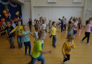 Dzieci wesoło tańczą