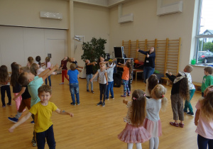 Dzieci tańczą trzymając wyciągnięte kciuki w górę