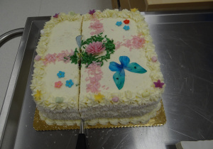 Tort ozdobiony kwiatkami i motylkiem