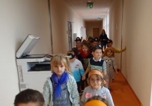 Przedszkolaki w pirackich czapkach idą korytarzem