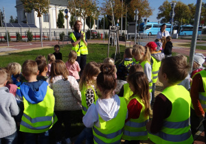Policjantka rozmawia z przedszkolakami