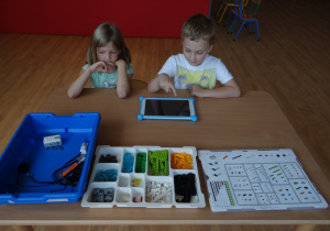 Dzieci włączają tablet
