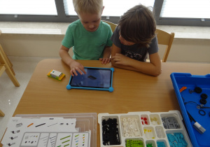 Dzieci przeglądają instrukcję na tablecie