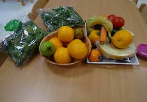 Owoce i warzywa leżą na stoliku