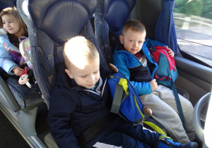 Chłopcy siedzą w autobusie