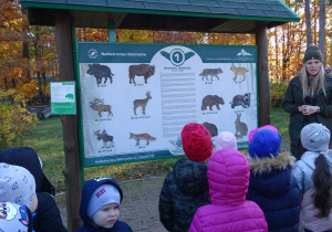 Dzieci oglądają tablicę ze zwierzętami