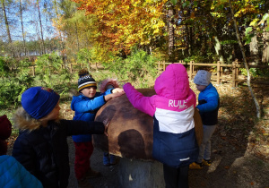 Dzieci dotykają eksponat grzyba