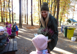 Dzieci wręczają kwiatka