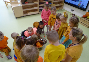 Dzieci obserwują wulkan z dyni
