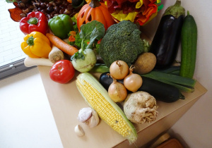 Kącik warzyw w sali - kukurydza, papryki, brokuł, kalarepa, bakłażan, cebula, czosnek, ogórek, cukinia, por, marchew, pietruszka, ziemniak.