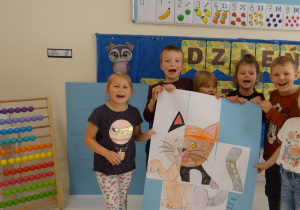 Dzieci prezentują plakat z kotem