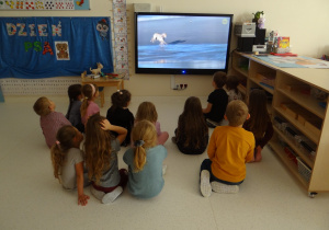 Dzieci oglądają na tablecie film o zwierzętach