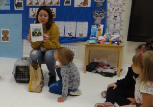 Pani Ola pokazuje dzieciom książeczkę zdrowia kotka