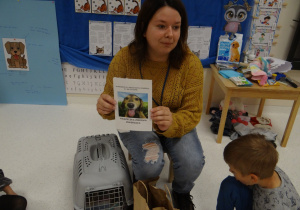 Pani Ola opowiada o swoim kotku i pokazuje dzieciom jego książeczkę zdrowia