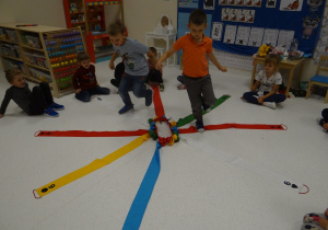 Dzieci bawią się w ośmiornicę przy pomocy wiatraka matematycznego