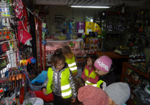 Dzieci oglądają wyposażenie sklepu