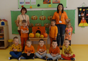 Nauczycielki z dziećmi w pomarańczowych koszulkach
