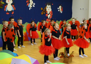 dzieci śpiewają piosenkę o przedszkolaku
