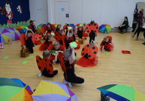 Dzieci tańczą przy piosence o biedroneczkach