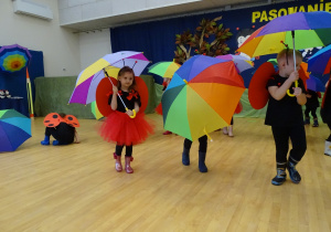 Dzieci tańczą z parasolem