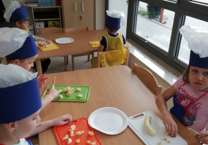 Dzieci przygotowują owoce