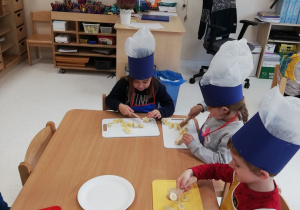Dzieci podczas krojenia owoców
