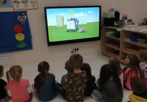 Dzieci podczas oglądania filmu edukacyjnego