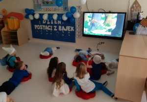 Dzieci oglądają Smerfy