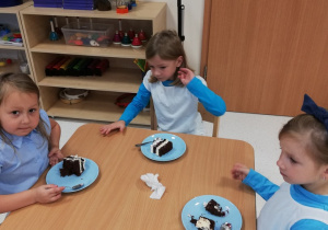 Dziewczynki jedzą ciasto