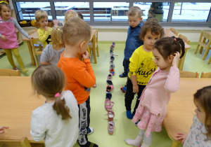 Dzieci ustawiają buty na podłodze