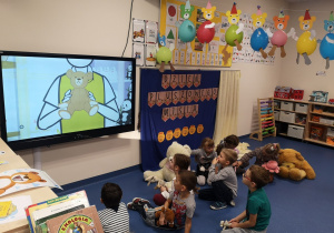 Dzieci oglądają prezentacje na tablecie