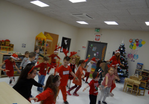 Dzieci podczas tańca świątecznego