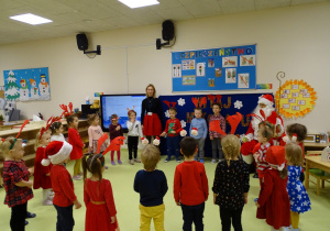 Dzieci śpiewają Mikołajowi