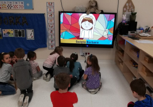 Dzieci oglądają film