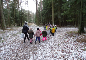 Dzieci spacerują po lesie